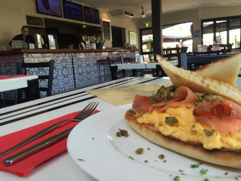 Dolly’s Bar & The Hibiscus Tavern - Pubs Adelaide 2