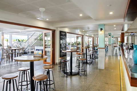 Hemingway's Brewery Cairns Wharf - Pubs Adelaide 4