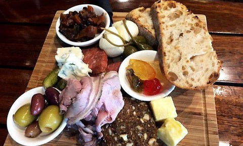 Secrets On The Lake - Pubs Adelaide 10