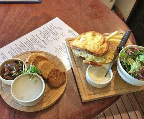 Secrets On The Lake - Pubs Adelaide 7