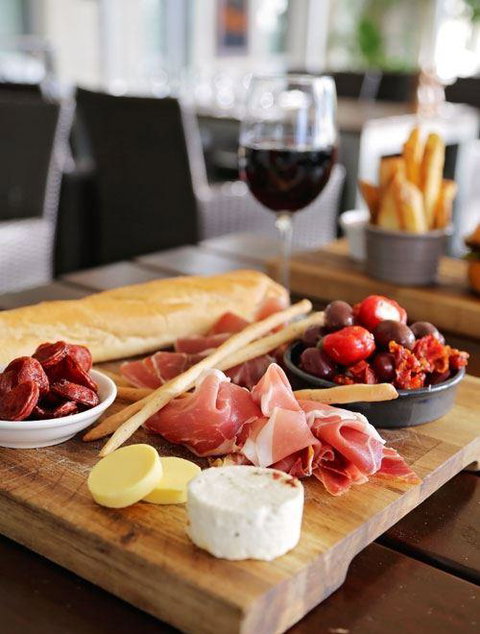 Tradewinds Bar & Bistro - Pubs Adelaide 2