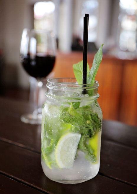 Tradewinds Bar & Bistro - Pubs Adelaide 6