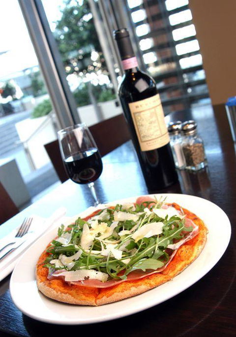 Renzo's Bar Cafe Italiano - Pubs Adelaide 7