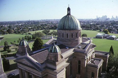 Melbourne City Tour: Lifestyle Of The Rich And Famous - Pubs Adelaide 4