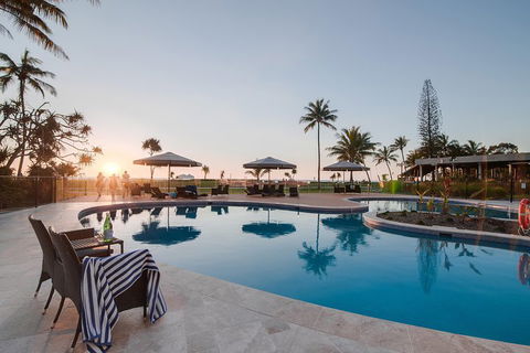 Tangalooma Island Resort Whale Watching Day Cruise With Dolphin Feeding - Pubs Adelaide 4