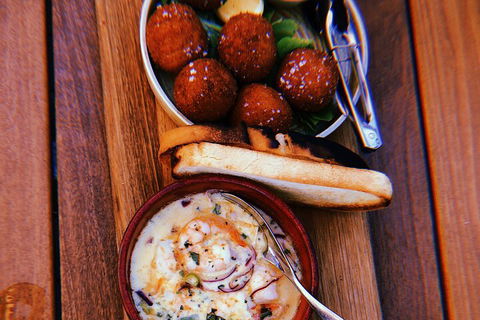 Personalised, All-inclusive Day Tours Of The Hunter Valleys Finest Venues - Pubs Adelaide 4